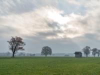 Die Sonne kämpft beim Heinrichwinkel gegen Wolkenschleier und Nebel an
